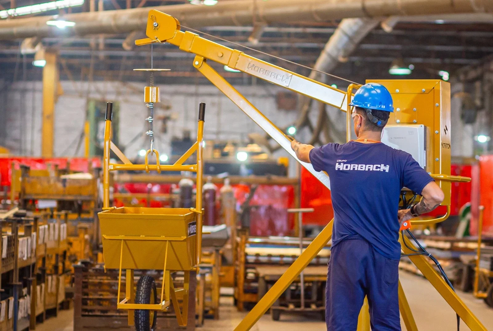 Colaborador Horbach operando mini-grua na fábrica